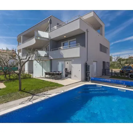 Modern With Private Pool, Jacuzzi, Garden And Terrace Apartment