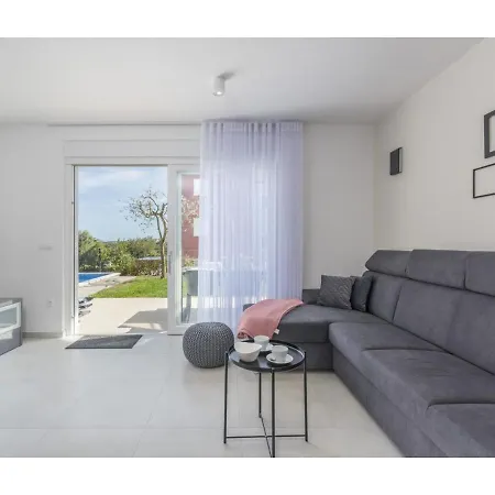 Modern With Private Pool, Jacuzzi, Garden And Terrace Apartment Karpinjan