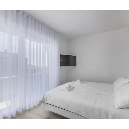 Modern With Private Pool, Jacuzzi, Garden And Terrace * Karpinjan