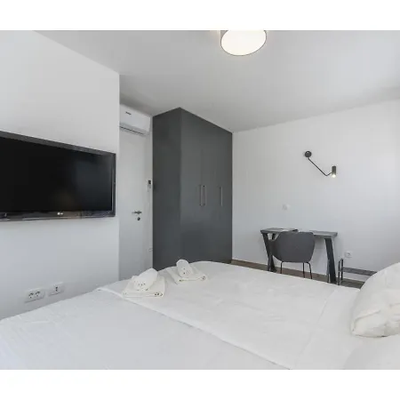 Apartment Modern With Private Pool, Jacuzzi, Garden And Terrace Karpinjan