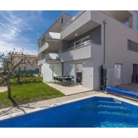 Modern With Private Pool, Jacuzzi, Garden And Terrace * Karpinjan