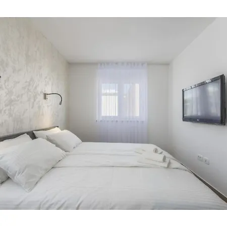 Apartment Modern With Private Pool, Jacuzzi, Garden And Terrace Karpinjan