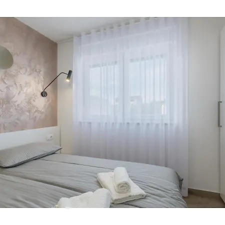 Modern With Private Pool, Jacuzzi, Garden And Terrace Apartment Karpinjan