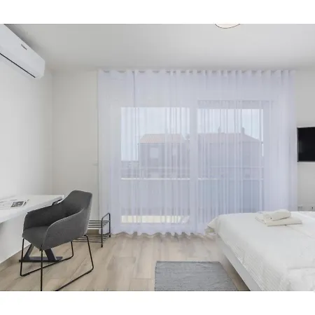 Modern With Private Pool, Jacuzzi, Garden And Terrace * Karpinjan