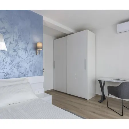 Apartman In Novigrad With Sea Views & Pool *
