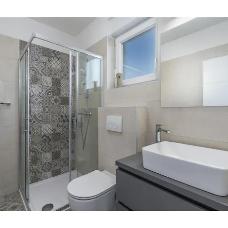 In Novigrad With Sea Views & Pool Apartman Karpinjan