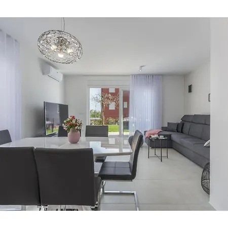 Apartman In Novigrad With Sea Views & Pool Karpinjan