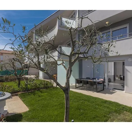 In Novigrad With Sea Views & Pool Apartman Karpinjan