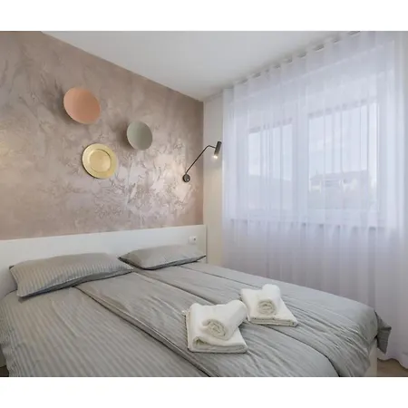 In Novigrad With Sea Views & Pool
