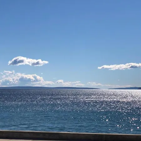 In Novigrad With Sea Views & Pool Apartman