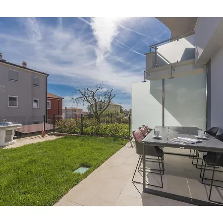 In Novigrad With Sea Views & Pool Apartman Karpinjan