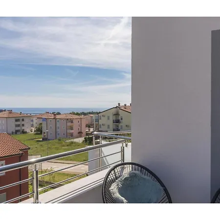 In Novigrad With Sea Views & Pool Apartman *