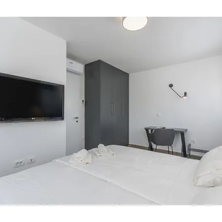 Apartman In Novigrad With Sea Views & Pool *