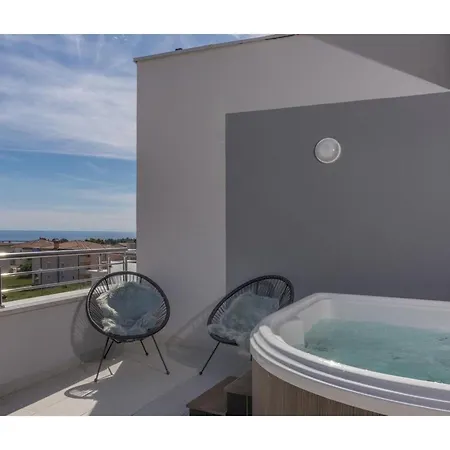 In Novigrad With Sea Views & Pool Apartman Karpinjan