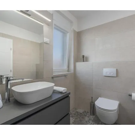 Apartman In Novigrad With Sea Views & Pool Karpinjan
