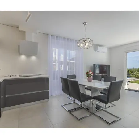 In Novigrad With Sea Views & Pool Karpinjan