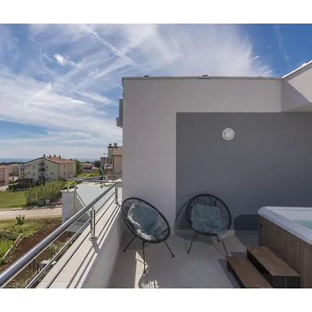 In Novigrad With Sea Views & Pool Apartman