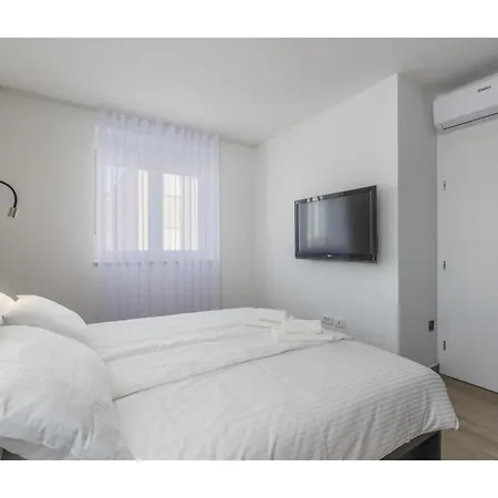 In Novigrad With Sea Views & Pool Apartman *