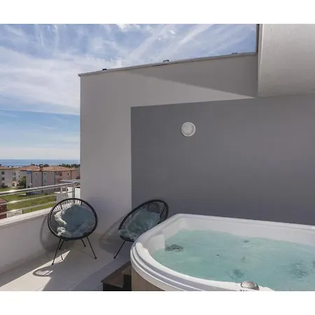 In Novigrad With Sea Views & Pool Karpinjan
