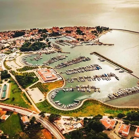In Novigrad With Sea Views & Pool