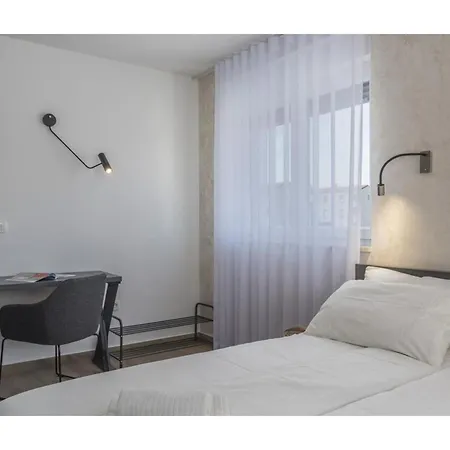 In Novigrad With Sea Views & Pool Apartman