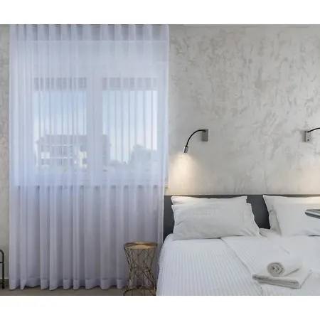 Apartman In Novigrad With Sea Views & Pool
