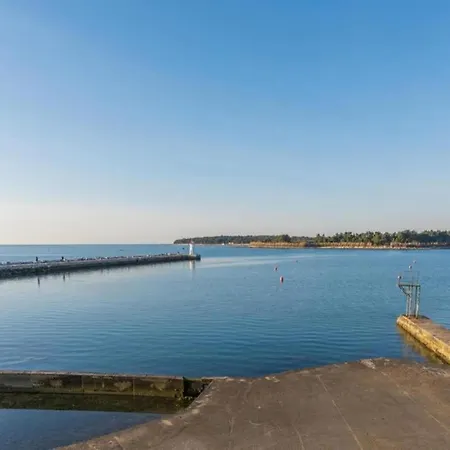 In Novigrad With Sea Views & Pool Apartman *