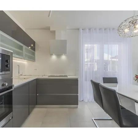 Apartman In Novigrad With Sea Views & Pool *