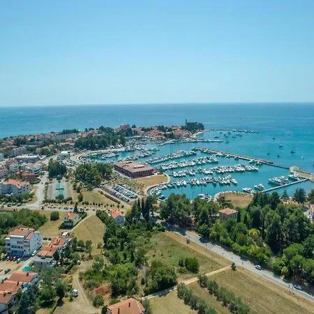 In Novigrad With Sea Views & Pool Apartman Karpinjan
